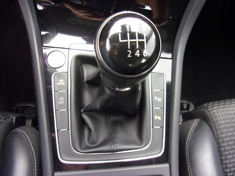 Volkswagen Golf 1,4 TSI Highline Webasto 103kW - fotka 24 z 31