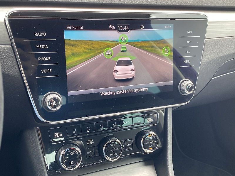 Škoda Superb (2022) 1.5 TSI Style+ - fotka 21 z 40