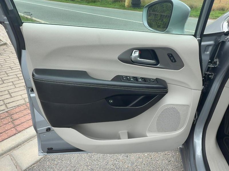 Chrysler Pacifica (2021) 3,6 Hybrid Plug Radar 360 2021 - fotka 15 z 19