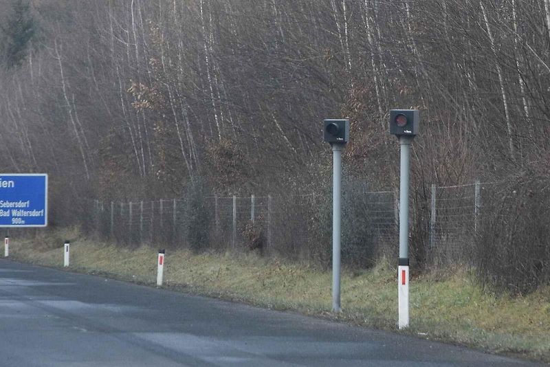 Radar na rakouské dálnici připomíná, že dopravní přestupek nemusí skončit odjezdem ze země.