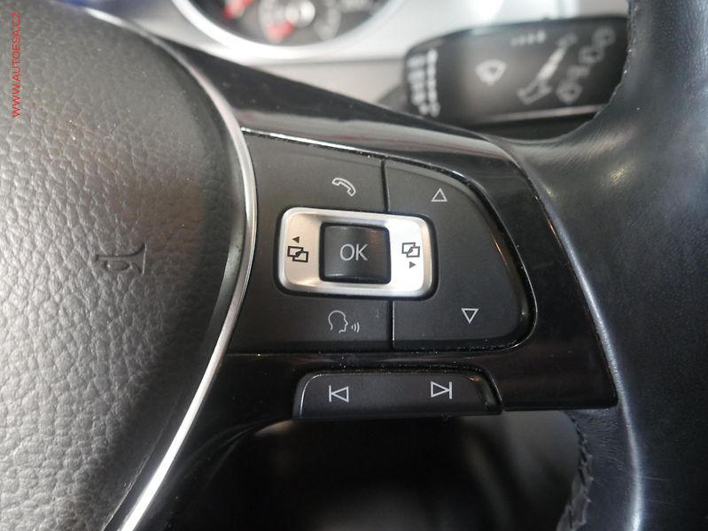 Volkswagen Golf (2015) 1.6TDi, AC, výhřev sed - fotka 15 z 19