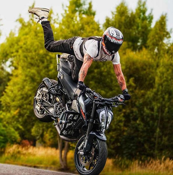 Začal na fichtlu v Kraslicích a dnes předvádí kaskadérské triky při stuntridingu.