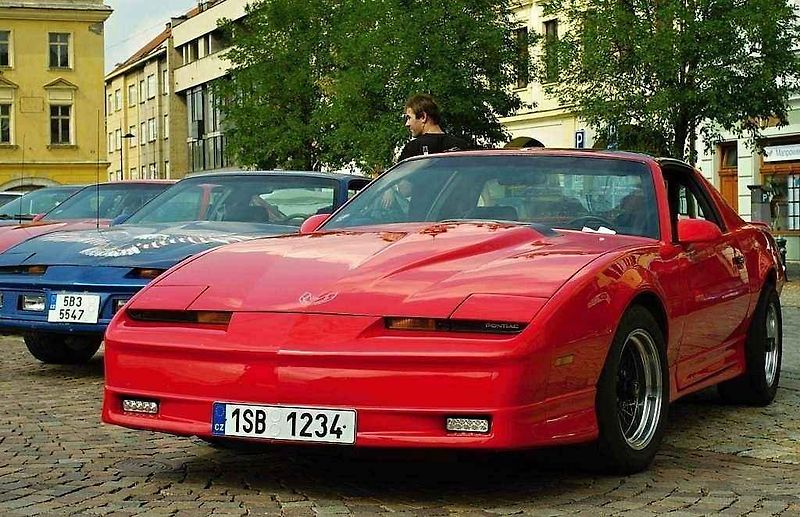 Sraz amerických vozů Chevrolet Camaro a Pontiac Firebird v Kolíně.