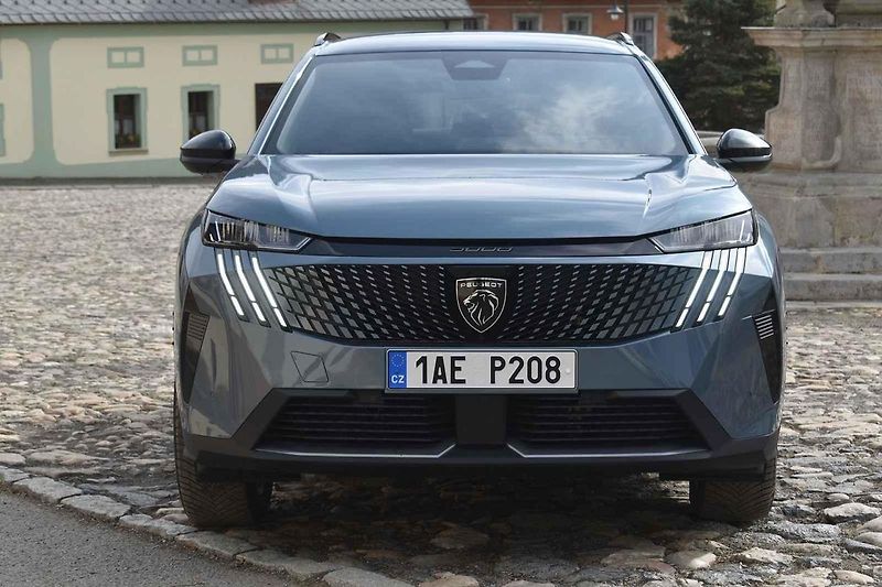 Peugeot 5008 v nové generaci narostl.
