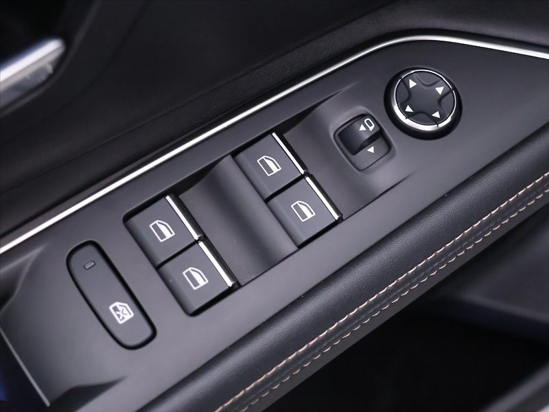 Peugeot 3008 GT 1,6 PureTech 133kW Automat - fotka 18 z 46