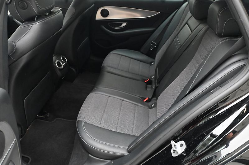 Mercedes-Benz Třídy E 2,0 220d 143 kW Business 9G-Tr - fotka 14 z 31