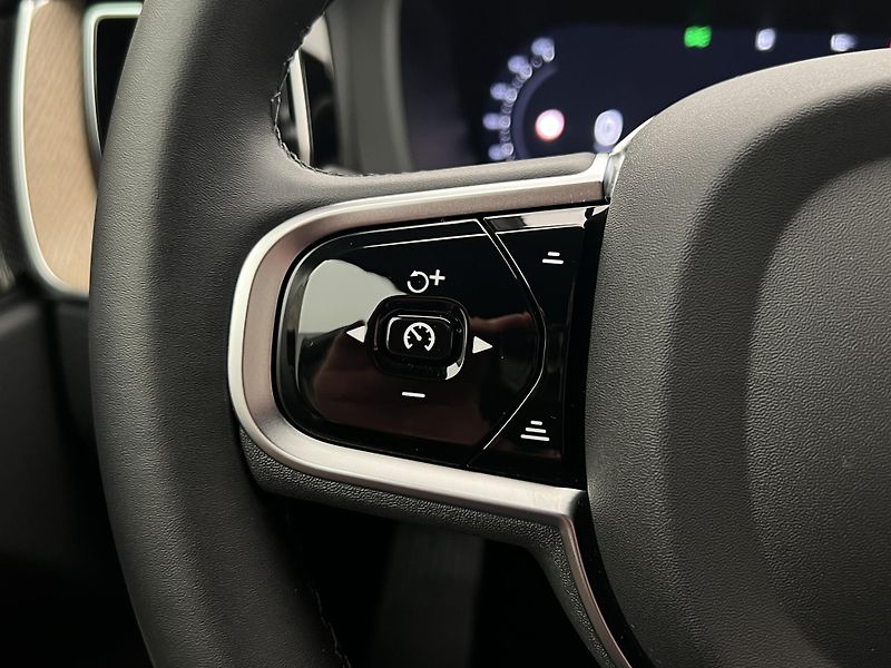 Volvo XC60 B5 AWD DARK PLUS CZ - fotka 25 z 44