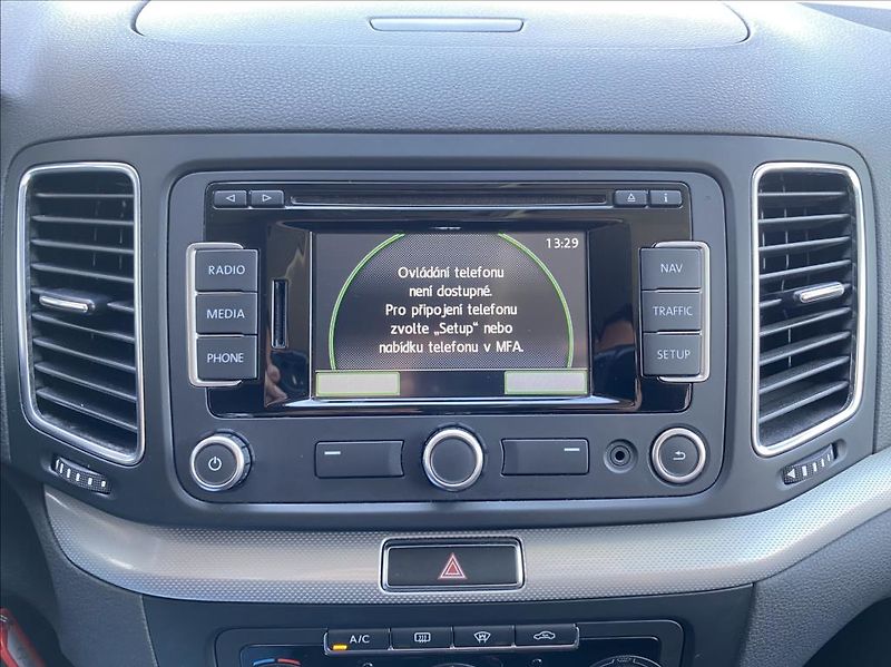 Volkswagen Sharan 2,0 TDI 103kW / DSG / VÝHŘEV - fotka 28 z 46