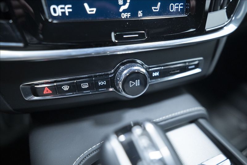 Volvo S90 2,0 D4 NAVI KAMERA 4x VÝHŘEV - fotka 34 z 42