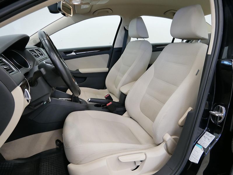 Volkswagen Jetta - fotka 11 z 25