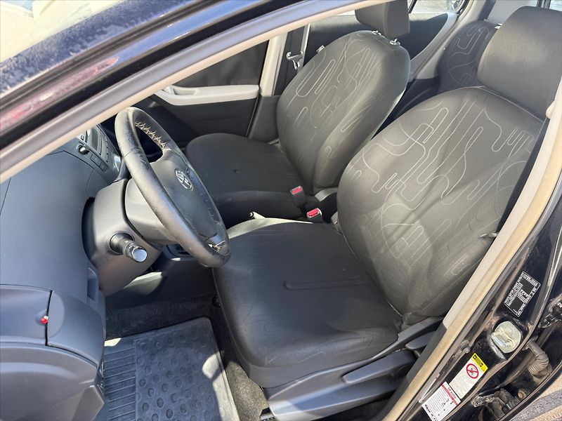 Toyota Yaris 1,3 Terra Cool - fotka 10 z 13