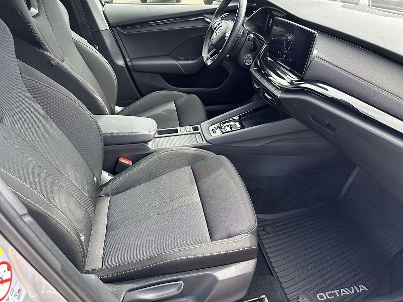 Škoda Octavia (2023) 2.0 TDI DSG Sportline - fotka 9 z 36