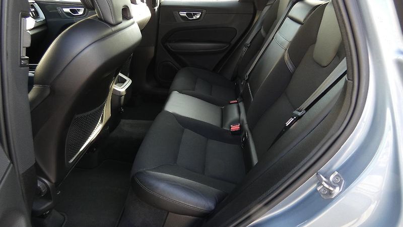 Volvo XC60 D4 Drive-E Momentum AWD - fotka 18 z 21