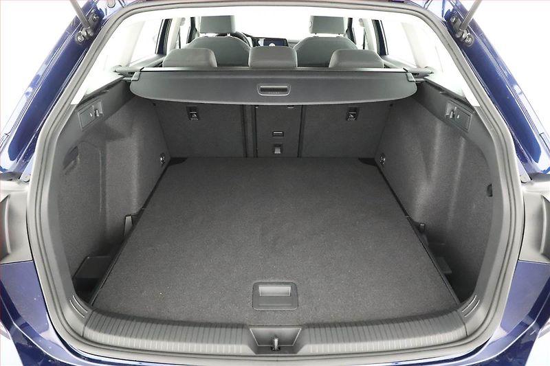 Volkswagen Golf (2023) Style 1.5 TSI - fotka 19 z 20