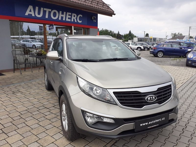Kia Sportage (2011) 2.0 GDi 4x4 ČR - fotka 2 z 32