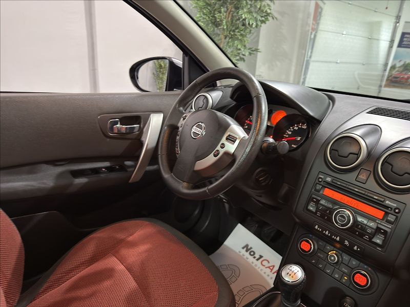 Nissan Qashqai 2,0   i 4x4 PANORAMA TAŽNÉ - fotka 15 z 30
