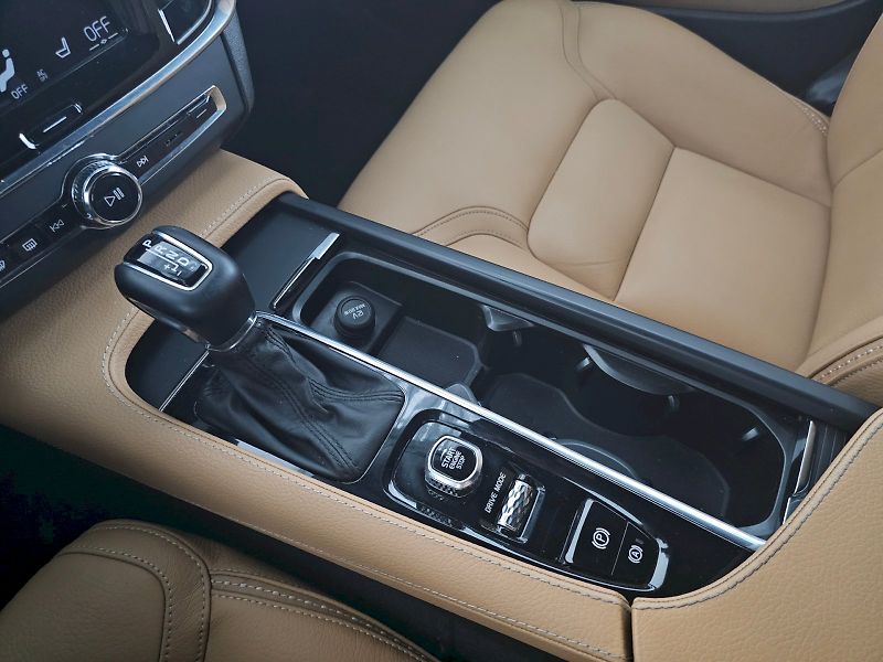 Volvo V90 (2020) Cross Country D5 173kW MOMENTU - fotka 24 z 33