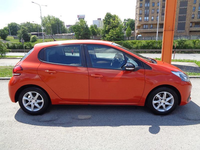 Peugeot 208 (2016) 1.2i  KOUPENO ČR - fotka 5 z 10