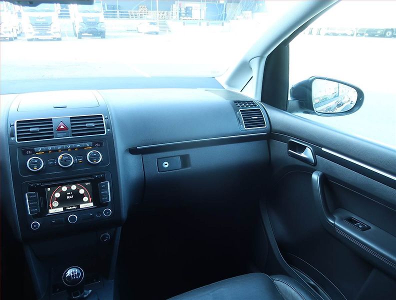 Volkswagen Touran (2013) 1.6 TDI, Tempomat - fotka 8 z 21