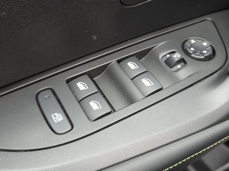 Peugeot 2008 (2024) 1.2 PT 130 GT EAT8 - fotka 25 z 30