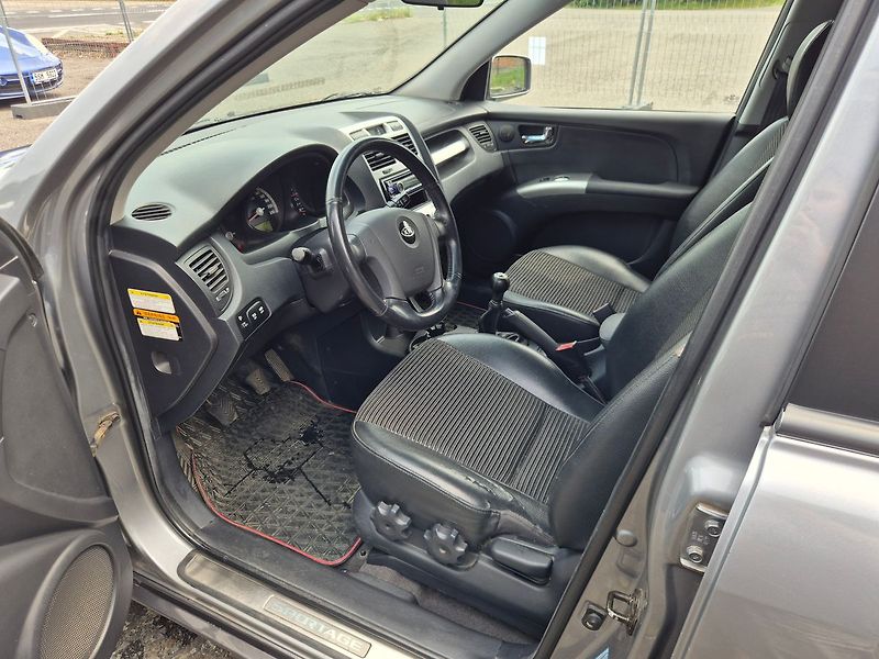 Kia Sportage 2.0i 104Kw 4x4, klima, tažné - fotka 9 z 21