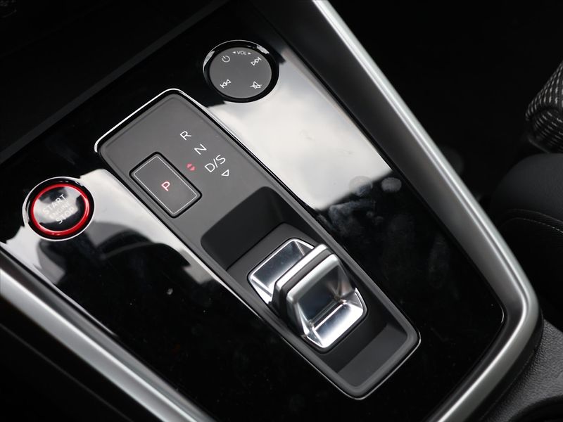 Audi S3 2,0 TSI 228 kW quattro Automat - fotka 29 z 38