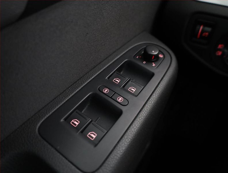 Volkswagen Sharan (2013) 2.0 TDI, 4X4, 7 míst - fotka 16 z 21