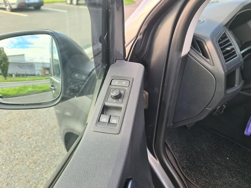 Volkswagen Multivan (2016) T6 2.0 TDi 110-KW DSG POSTEL S - fotka 19 z 35