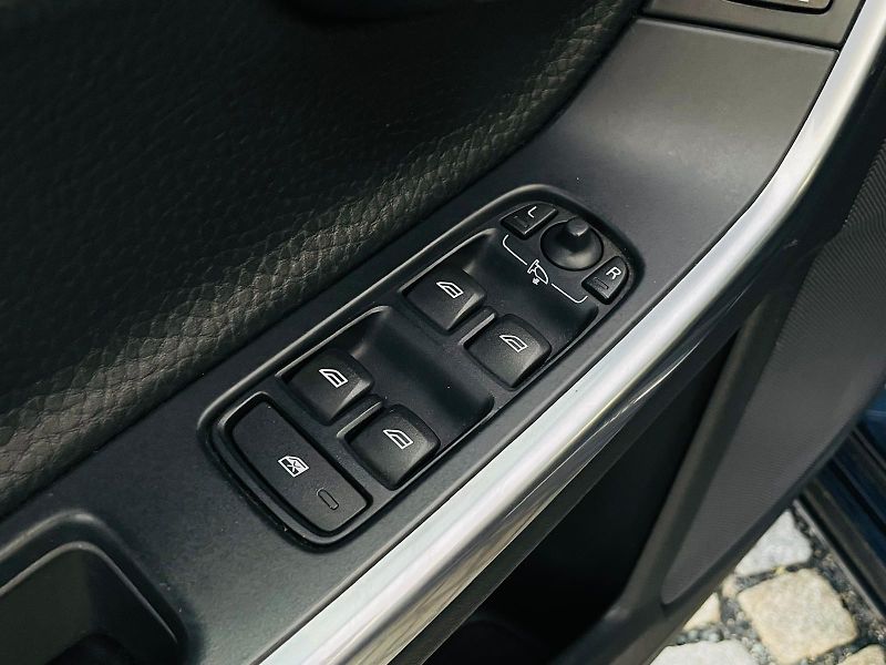 Volvo V60 2.0D3 5VÁLEC SERVISKA TAŽNÉ - fotka 33 z 45
