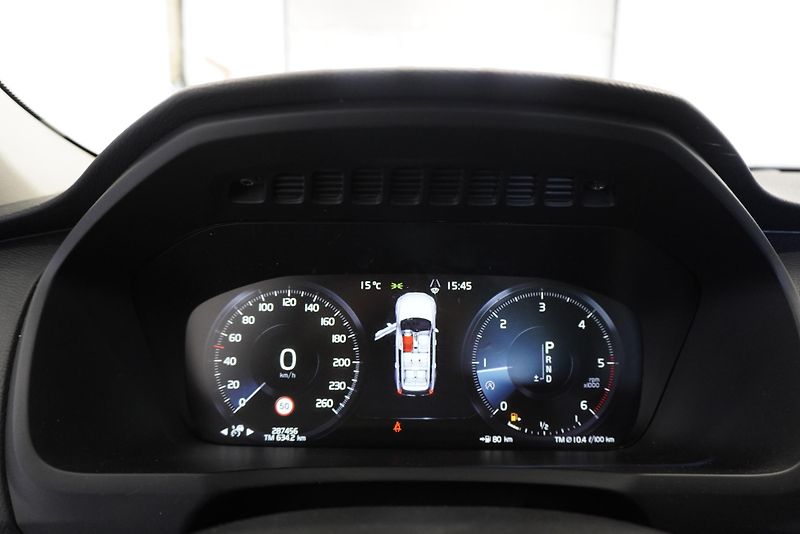Volvo XC90 D5 MOMENTUM 4WD - fotka 18 z 33