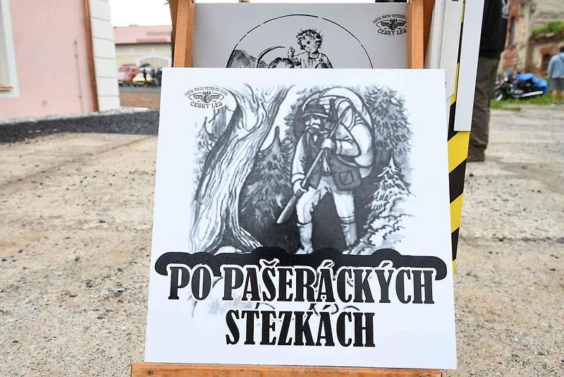 Na oblíbenou vyjížďku veteránů Po pašeráckých stezkách vyrazili řidiči se svými skvosty navzdory nepřízni počasí.