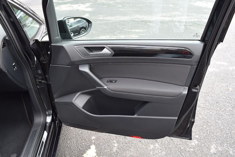 Volkswagen Touran (2017) 2.0TDI 110kw 7MÍST TAŽNÉ NAVI - fotka 40 z 50