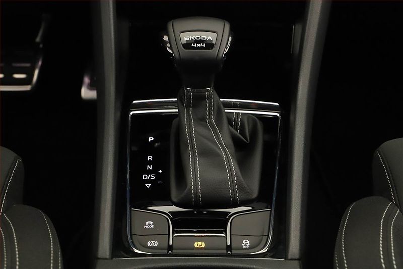 Škoda Karoq (2025) 2.0 TDI, SPORTLINE, AUTOMAT - fotka 13 z 17