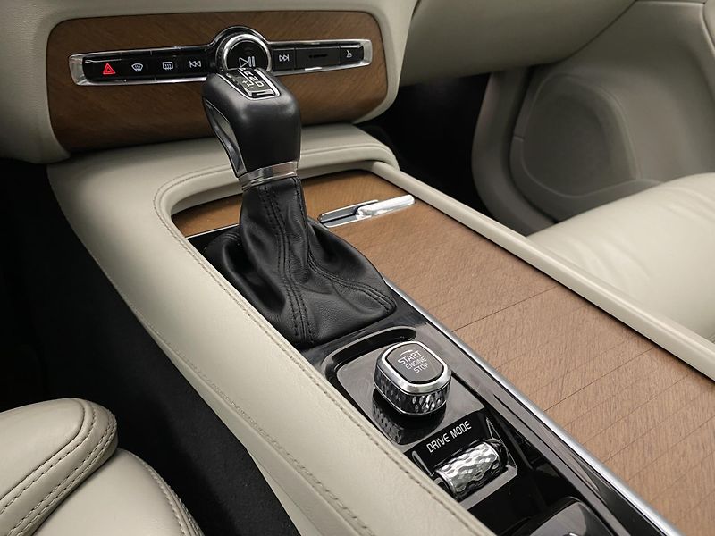 Volvo XC90 D5 AWD INSCRIPTION REZERVACE - fotka 26 z 54