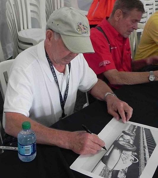 Parnelli Jones za volantem vozu Ford Mustang Boss 302.