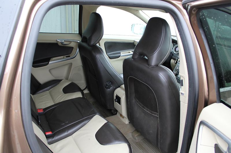Volvo XC60 2,4D SUMMUM - fotka 10 z 22