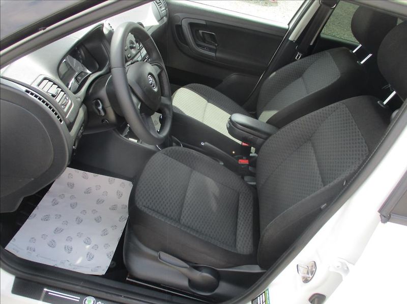 Škoda Fabia 1,4 i 16v, klima,servis,tažné, - fotka 13 z 34