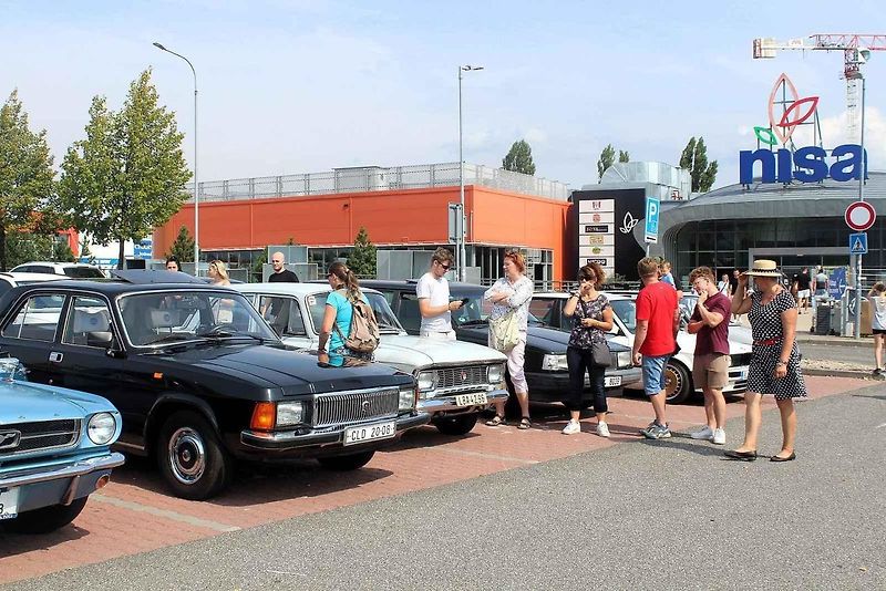 Setkání Jízdy veteránů. Cílem bylo parkoviště pod Ještědem, krátká zastávka proběhla na parkovišti OC Nisa Liberec.