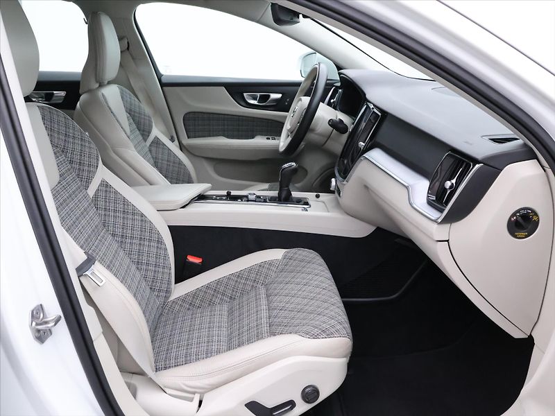Volvo V60 2,0 D3 110kW Drive-E Momentum - fotka 11 z 30