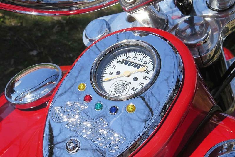 Kulatá světla, blýskající se chromy, brumlavé motory. Majitelům historických skvostů vyšla jejich první letošní projížďka na jedničku.