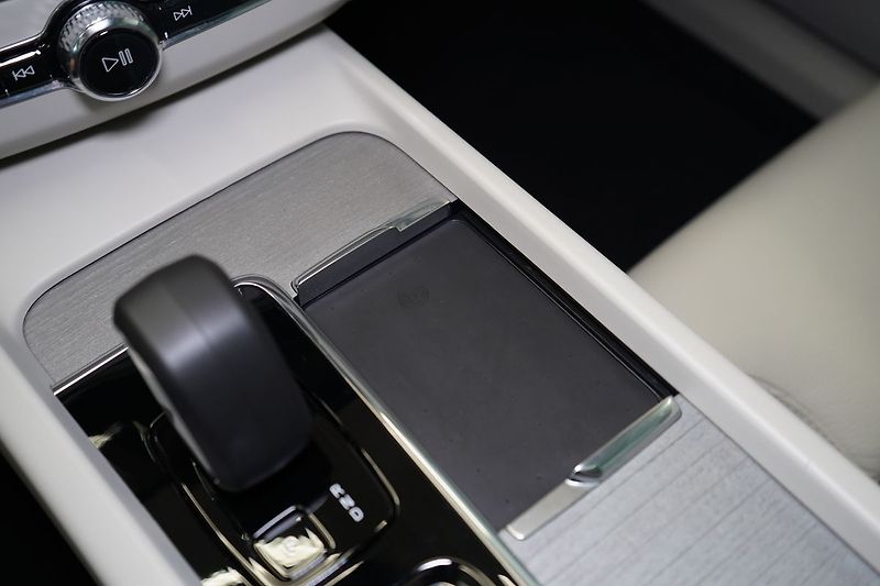 Volvo XC60 T8 Ultra Dark PHEV, Pano, 360° - fotka 39 z 48