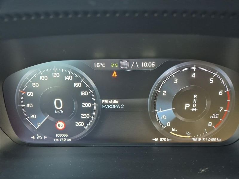 Volvo XC40 1,5 T3 FWD Momentum - fotka 17 z 17