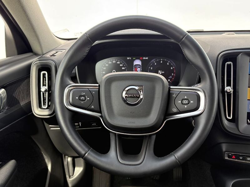 Volvo XC40 Momentum core T2 95kW - fotka 15 z 23
