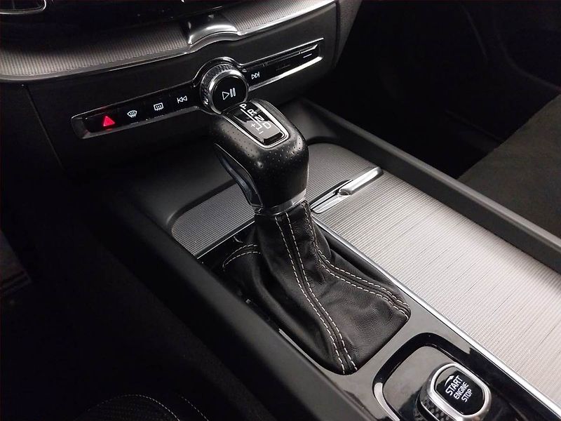 Volvo XC60 (2018) R-Design T5 AWD - fotka 13 z 30