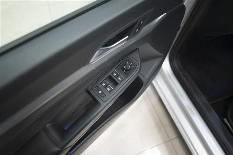 Volkswagen Golf 1,5 eTSI DSG KAMERA VÝHŘEV ČR - fotka 14 z 41