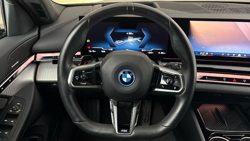 BMW i5 40 AUT eDrive M-paket Touring - fotka 9 z 33