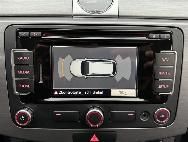 Volkswagen Passat 1,4 TSi NAVI SENZORY TAŽNÉ - fotka 18 z 36