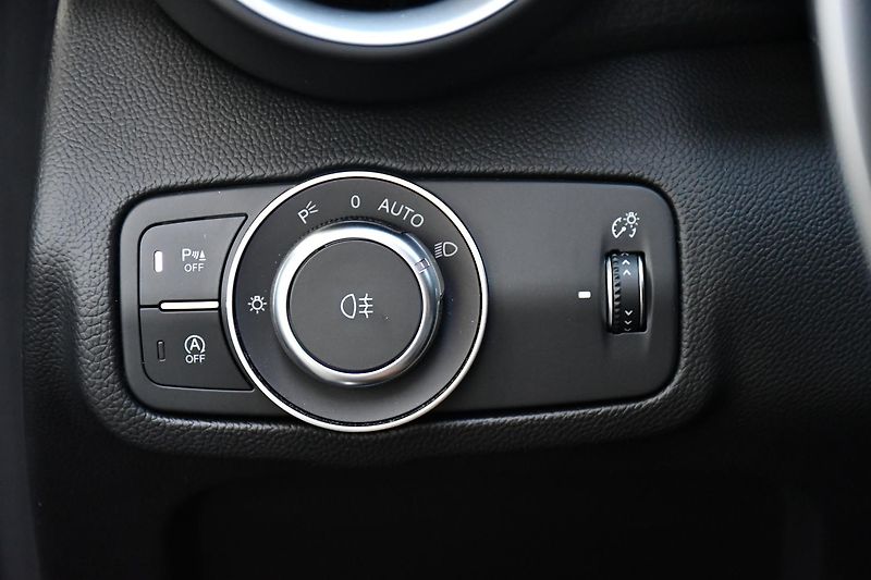 Alfa Romeo Giulia 2,0 VELOCE 16V 206kW AT8-Q4 - fotka 27 z 54