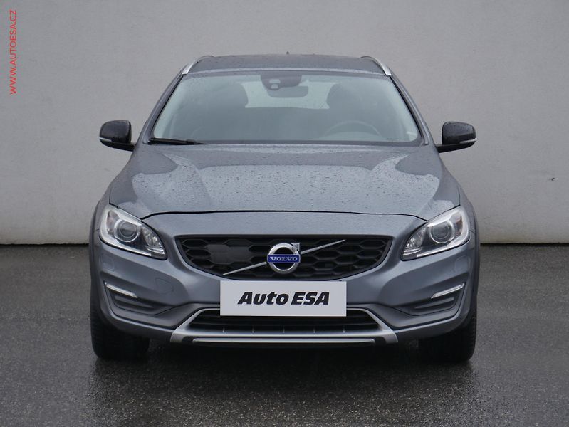 Volvo V60 (2016) 2.4 D4 4x4, ČR, Cross - fotka 2 z 23