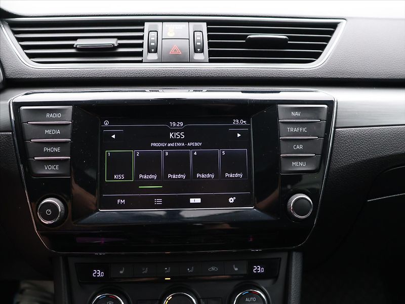 Škoda Superb 2,0 TDI 110kW Style CZ DPH - fotka 18 z 27